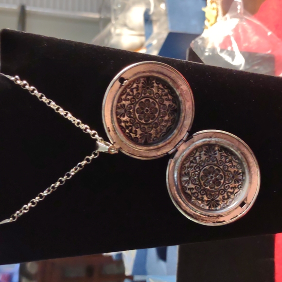 Locket with chain - Picture 2 of 4